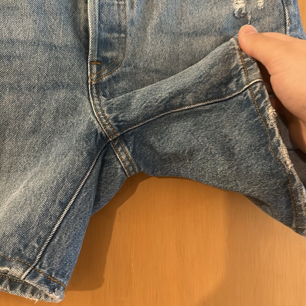 Levi’s 501 Women’s Mid Thigh Denim Jean Shorts Button Fly Size W26 - Picture 4 of 9